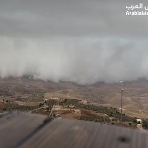 بالفيديو - الأردن | يوم شتوي بامتياز .. ضباب وأمطار ومشاهد من قلب الشتاء