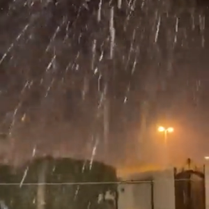 بالفيديو | أمطار غزيرة على محافظة مرات ومحيط مطار الملك خالد بالرياض للمرة الأولى هذا الموسم