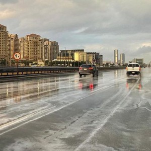 بالفيديو | صباح ممطر تشهده مدينة جدة وهاشتاق جده الآن يتصدر الترند