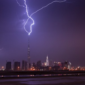 بالفيديو | الإمارات تبدأ أول ليالي العام 2022 بموجة قوية وشاملة من الأمطار الرعدية   .. اضغط للمشاهدة