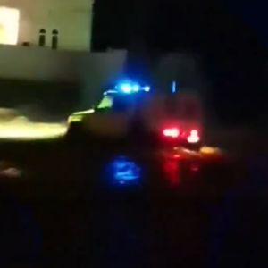 سلطنة عُمان | فرق الإنقاذ تتمكن من اخلاء شخص محاصر وسط السيول بولاية الرستاق .. فيديو