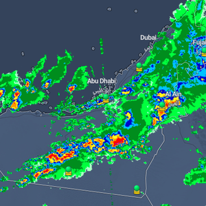 مدينة العين | حزام من السحب الرعدية يتقدم نحو المدينة يترافق بالأمطار الغزيرة وزخات البَرَد