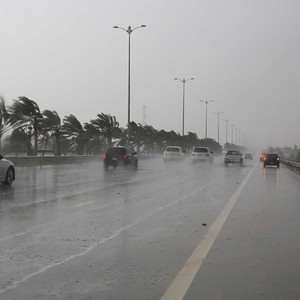 الإمارات | مراقبة تطور سحابة ممطرة تقترب من مدينة العين وأمطار غزيرة متوقعة