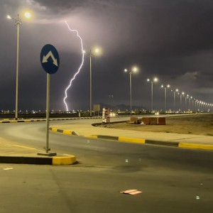 مدينة ينبع | شاهد قوة وكثافة البروق والصواعق التي تزامنت مع وصول سحب الكسير لساحل المدينة