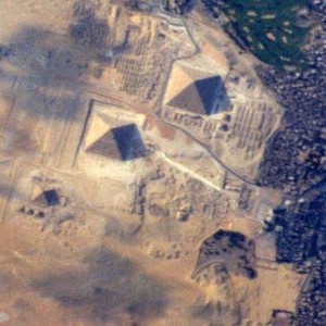 رائد فضاء يؤكد إمكانية رؤية الأهرامات من الفضاء الخارجي