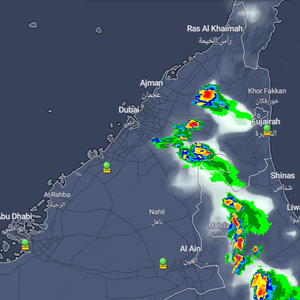 الإمارات | سحب رعدية على بعض الأجزاء الشمالية والشرقية من البلاد مُرفقة بأمطار متفاوتة الغزارة