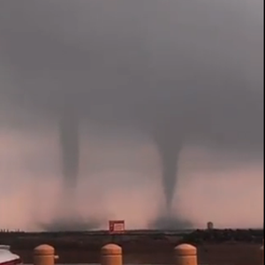 بالفيديو | توثيق نادر لتشكل عدد من الأعاصير القمعية في نفس اللحظة على ساحل جازان قبل قليل