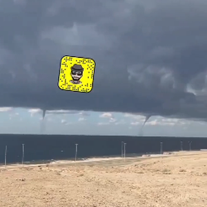 بالفيديو | إعصاران قمعيان يتراقصان على ساحل تبوك في مشهد نادر قبل قليل