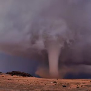 عاجل | توثيق نادر الإعصار قمعي عملاق تشكل قبل قليل شرق حائل .. شاهد الفيديو