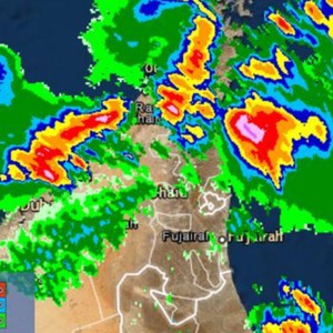 الإمارات | زوابع و عواصف رملية و رعدية مترافقة مع أمطار و رياح قوية في مطار الشارقة