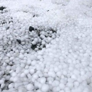 بالفيديو | مشاهد جميلة لتساقط البرد و تراكمه في تبوك ظهر اليوم الأربعاء 