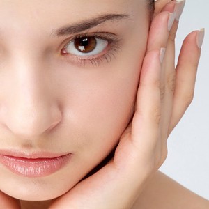 خلطات للعناية بالوجه الدهني والحساس في الشتاء