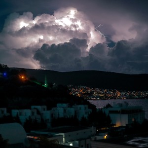 دول المغرب العربي | منخفض جوي يجلب الأمطار الغزيرة لشمال المغرب والجزائر وتونس والثلوج متوقعة على جبال أطلس