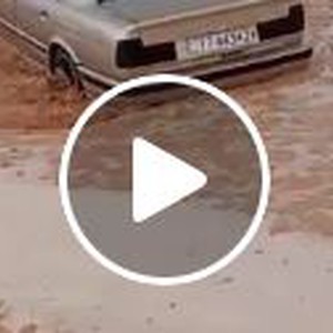 بالفيديو | شاهد سيول الحسينية تداهم المركبات والمنازل