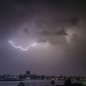 على غير العادة..سُكان جدة يستيقظون على صوت الرعود ! 