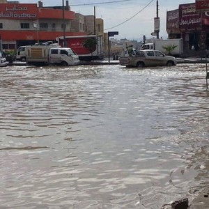 الدفاع المدني ينقذ 9 أشخاص داهمتهم المياه في الزرقاء