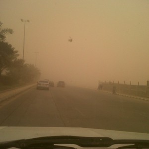 الغبار يغطي سماء عفيف ويحد من مدى الرؤية الأفقية