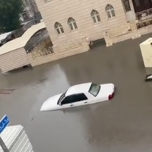 بالفيديو | حالة من الشلل في الكويت بعد أمطار غزيرة وفيضانات واغلاقات للطرق والأنفاق