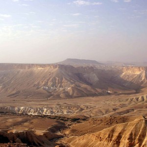 زخات محلية رعدية من المطر متوقعة أحياناً ما بين مساء الأربعاء وحتى عصر الجمعة