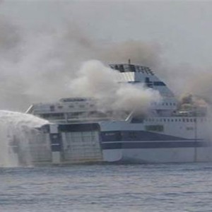 الظروف الجوية تعيق إنقاذ العالقين على العبارة الإيطالية 