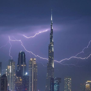 الإمارات | تغيرات جذرية على الطقس وتوقعات بأمطار غزيرة تترافق بالرياح الهابطة وزخات البَرَد .. تفاصيل