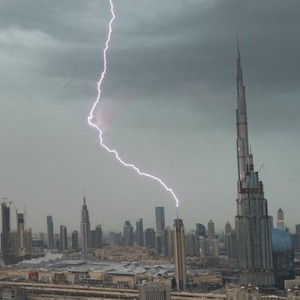 بالفيديو | الإمارات تبدأ نهار اليوم الأول من العام الجديد تحت الأمطار الغزيرة .. مشاهد مميزة