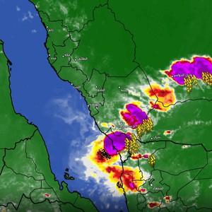 وادي الدواسر | سحب ركامية رعدية تتقدم من الشرق وارتفاع فرص الأمطار والغبار الساعة القادمة