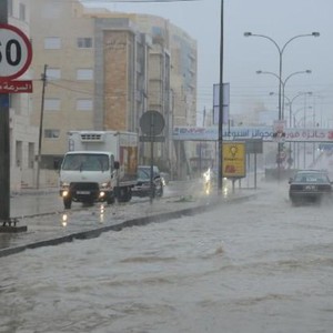 الخميس: منخفض جوي عميق يبدأ بعد الظهر ويتعمق ليلاً مترافق برياح شديدة وأمطار غزيرة 
