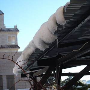 الثلوج تحاصر 250 سائحا في الشوبك خلال العاصفة هدى