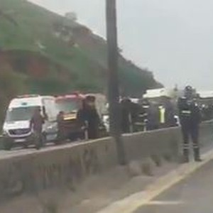 عاجل | انهيار صخري يتسبب بإعاقة حركة المرور على طريق عمان جرش