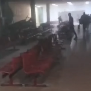 بالفيديو | لحظة انهيار سقف مطار باليرمو في ايطاليا بسبب الرياح القوية