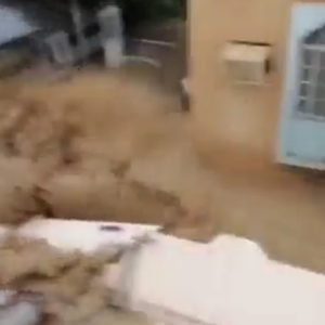 عاجل | شاهد لحظات الرعب التي عاشتها عائلة عُمانية واجهت سيلاً جارفاً داهم منزلهم