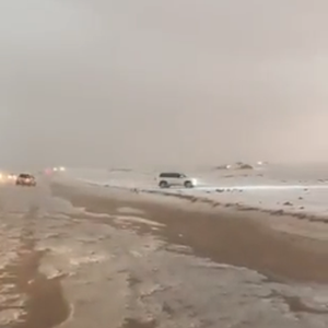 تحديث مستمر - بالفيديو | أمطار غزيرة وصواعق وتساقط كثيف للبرد بين القريات والحدود الأردنية