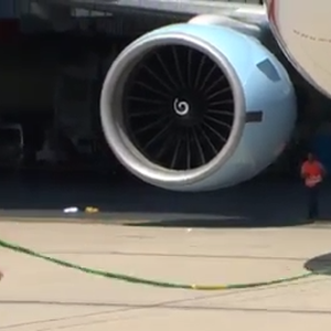 رجل نمساوي يسحب طائرة جامبو تزن 142 طنا (فيديو)