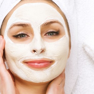 خلطات تبييض الوجه.. لبشرة نقية ونضرة في الشتاء