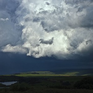 السعودية الساعة 2:10 ظهراً | سحب ركامية مرفقة بهطول أمطار متفاوتة الغزارة تشمل أجزاء من منطقة مكة في هذه الأثناء