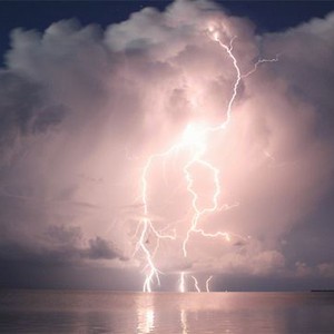 أمطار وعواصف رعدية شديدة تؤثر على المنطقة الساحلية والجزيرة مساء اليوم والليلة القادمة