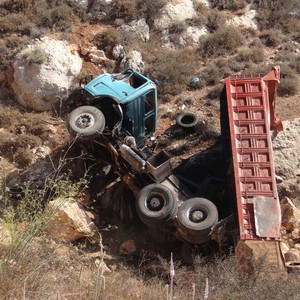 شاحنة تداهم منزلاً على نزول صافوط - عمان