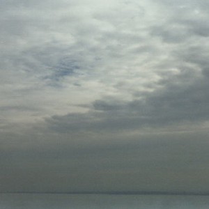 أجواء أدفأ من المُعتاد بشكل واضح يوم الخميس