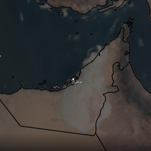 شاهد | الضباب يُغطي مساحات واسعة من الإمارات صباح الخميس