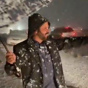 عاجل وبالفيديو | تساقط الثلوج بكثافة في مناطق غير اعتيادية تشمل أجزاء واسعة من جنوب تبوك