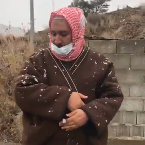 بالفيديو | شاهد لحظة تساقط الثلوج القطنية بشكل نادر وتاريخي على منطقة عسير في مثل هذه الأيام من العام 2021م