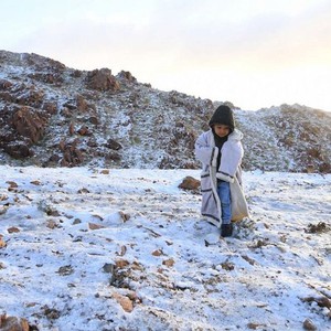 بالفيديو | الثلوج تتساقط على جبال تبوك والحرارة دون الصفر المئوي!