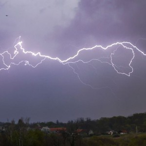 السعودية الساعة 2:20 ظهراً | سحب رعدية تؤثر على أجزاء من جنوب غرب المملكة 