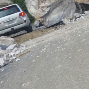 بالصور.. أمطار تقطع طرقاً وتحتجز مركبات في جازان