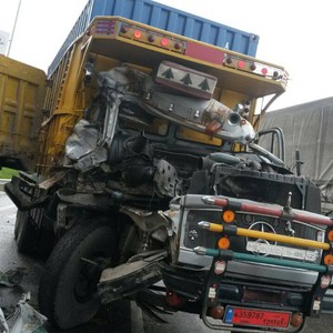 إصابة ووفاة في حادث تصادم بين شاحنتين في الكرك