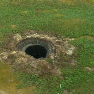 بالصور: شاهد ماذا حلّ بـ"حفرة نهاية العالم" بعد عام على ظهورها