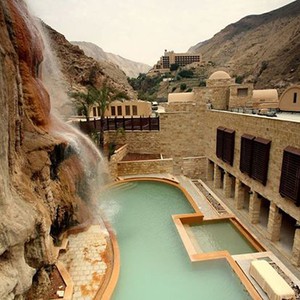 حمامات ماعين.. تجربة سياحية وعلاجية مذهلة في الأردن