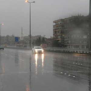 طقس الثلاثاء ماطر على فترات وجبهة هوائية باردة تعبر ليلاً مع أمطار أشد غزارة