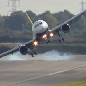 بالفيديو | انحراف خطير لطائرة داهمتها رياح القص خلال الهبوط والطيار ينقذ الموقف باللحظة الأخيرة